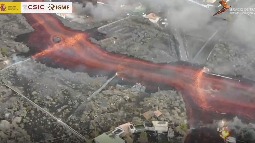 El día a día de los pilotos de drones en su trabajo de vigilancia en el volcán de La Palma