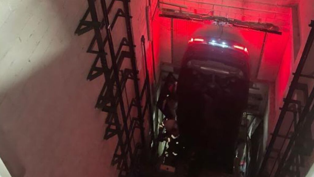 Seis heridos al quedar un coche atrapado en el hueco de un ascensor de un hotel en Santander