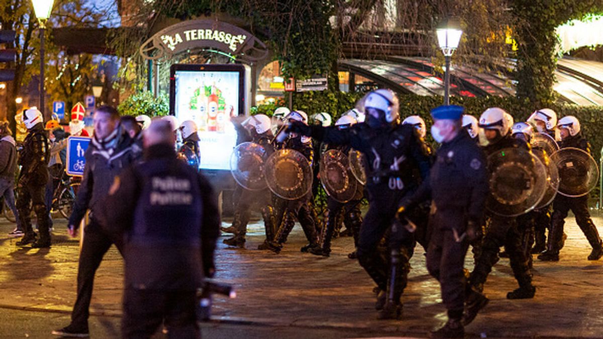 Las protestas en Bruselas contra las restricciones se saldan con 20 detenidos y seis heridos Las protestas en Bruselas contra las restricciones se saldan con 20 detenidos y seis heridos