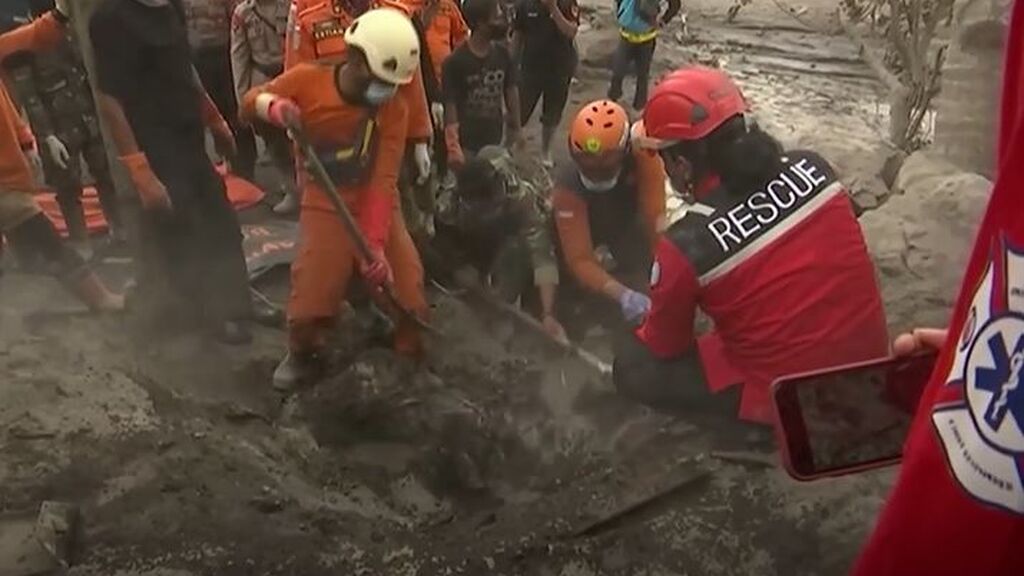 La erupción del volcán Semeru provoca el caos en Indonesia y al menos 22 muertos