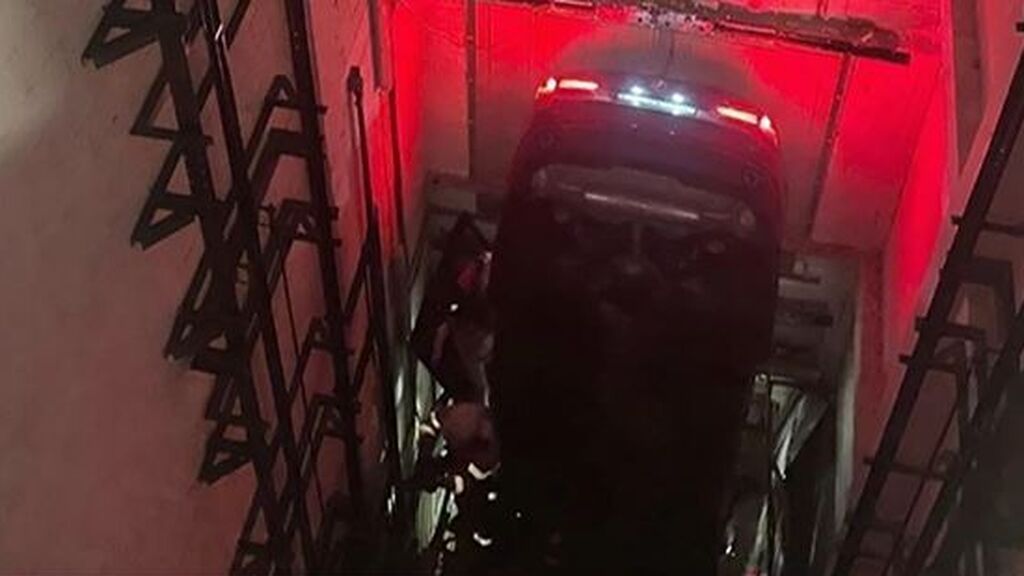 Seis heridos al quedar un coche atrapado en el hueco de un ascensor de un hotel en Santander y empotrase con otro