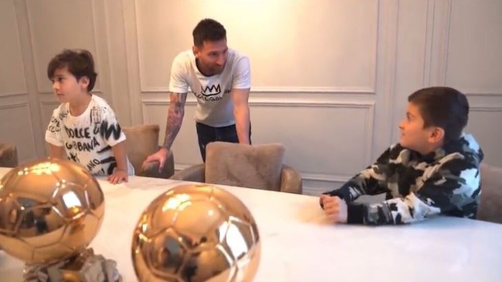 Leo Messi le explica a su hijo Thiago que tiene 7 Balones de Oro.