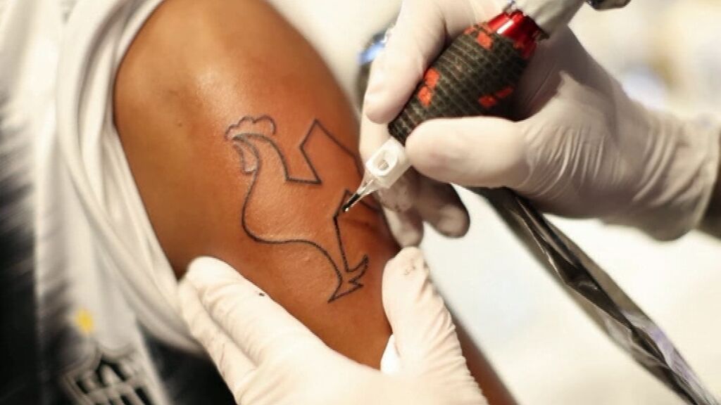 Hinchas del Atlético Mineiro hacen cola para tatuarse tras ganar la liga brasileña 50 años después
