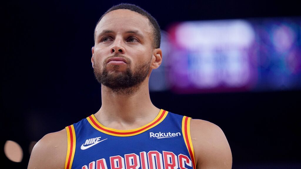 Stephen Curry mantiene esta temporada a los Warriors a gran nivel.