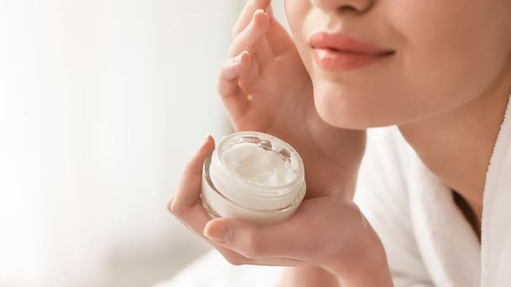 La crema antiarrugas servirá para devolverle ese aspecto joven al rostro.
