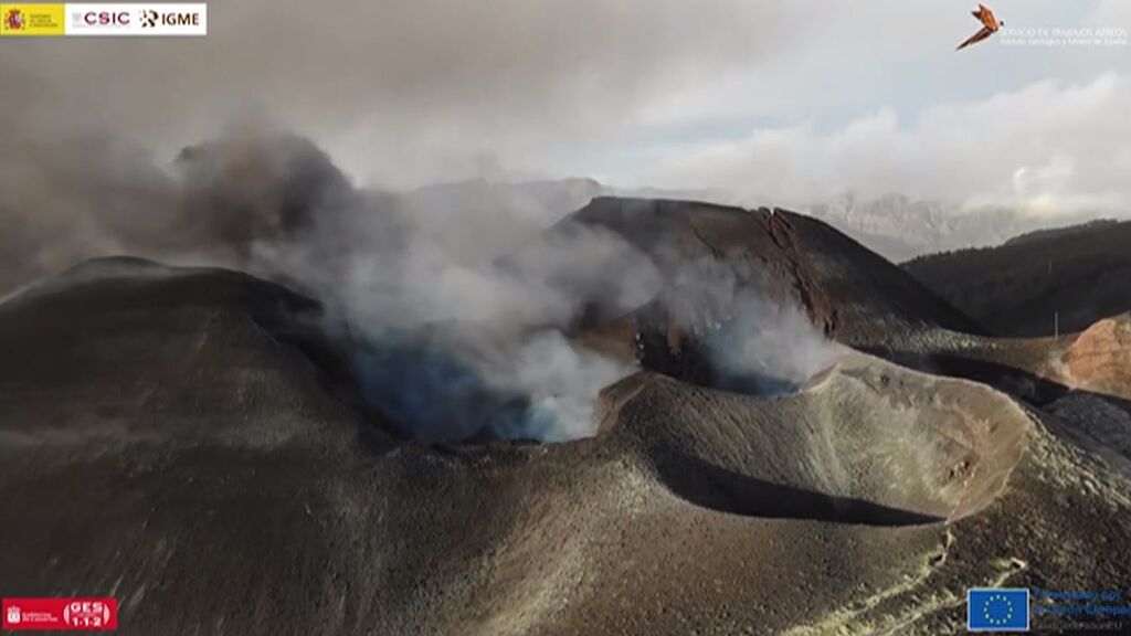 El volcán de La Palma emana gases en un pulso constante y sigue imparable tras 80 días de erupción