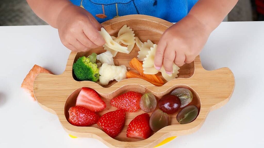 Estas son todas las ventajas y desventajas del Baby Led Weaning (BLW) o alimentación complementaria: todo lo que debes saber sobre este procedimiento.