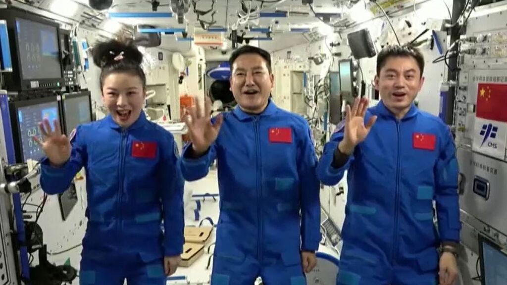 Los tripulantes de la estación espacial china dan clases de ciencia desde el espacio