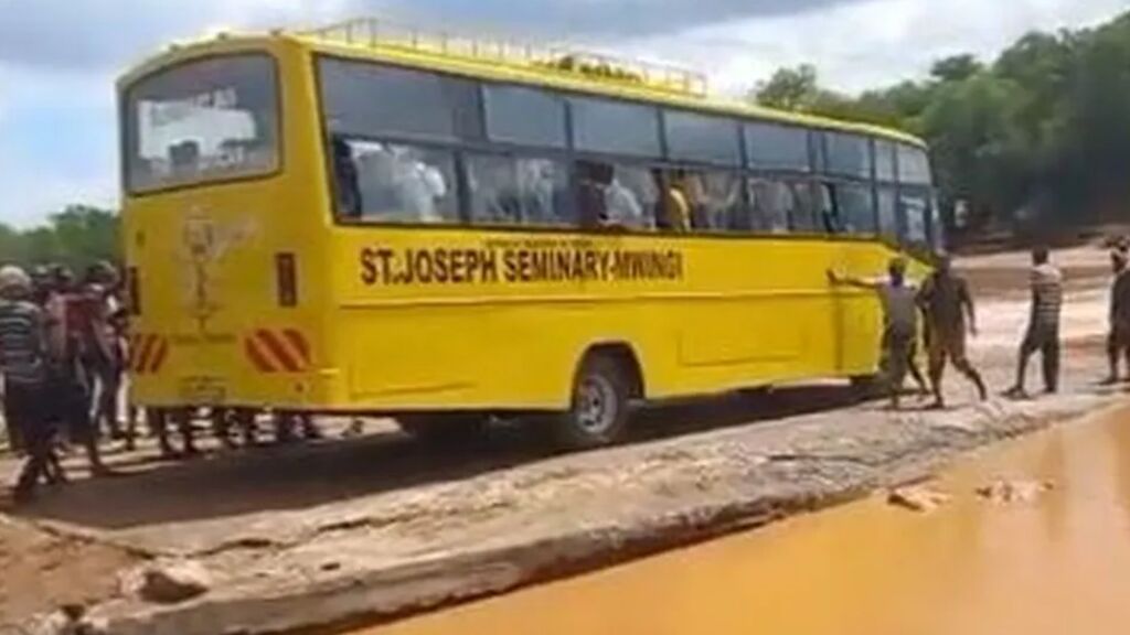 Las imágenes del autobús de Kenia que volcó en un río provocando decenas de muertes