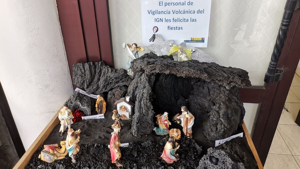 El personal del Vigilancia Volcánica del IGN monta un portal de Belén con material del volcán de La Palma