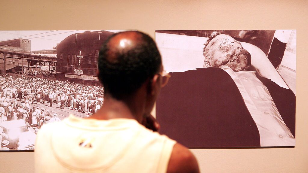 Visitante ve foto de Emmett Till