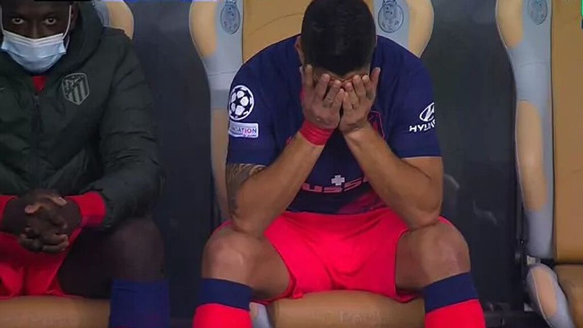 Luis Suárez, entre lágrimas tras salir lesionado en la 'final' del Atlético en Oporto