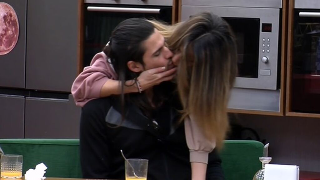 beso Luca y Cris