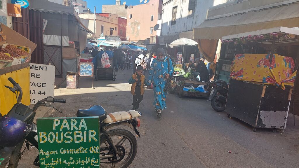 2.Vista de dos viandantes en el barrio de Bousbir, en Casablanca. Antonio Navarro Amuedo.