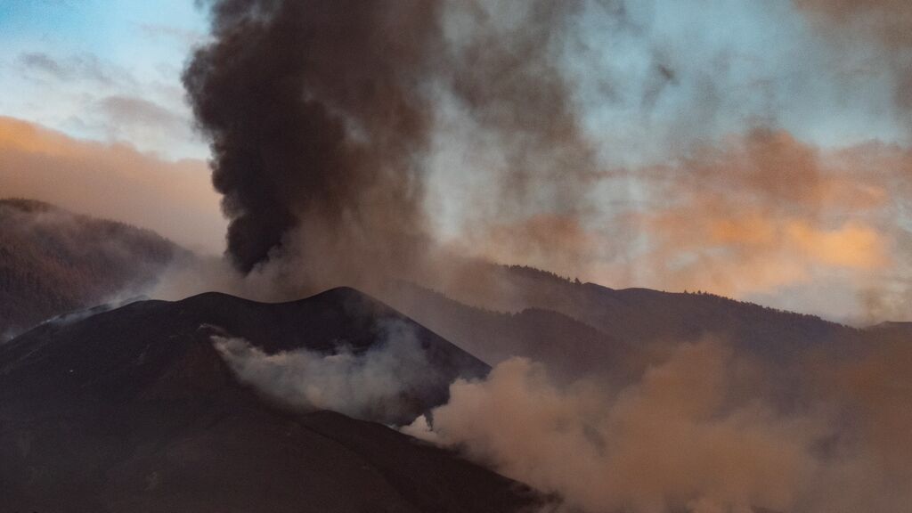 Últimas noticias en directo sobre el volcán de La Palma: los vuelos permanecen cancelados por la ceniza