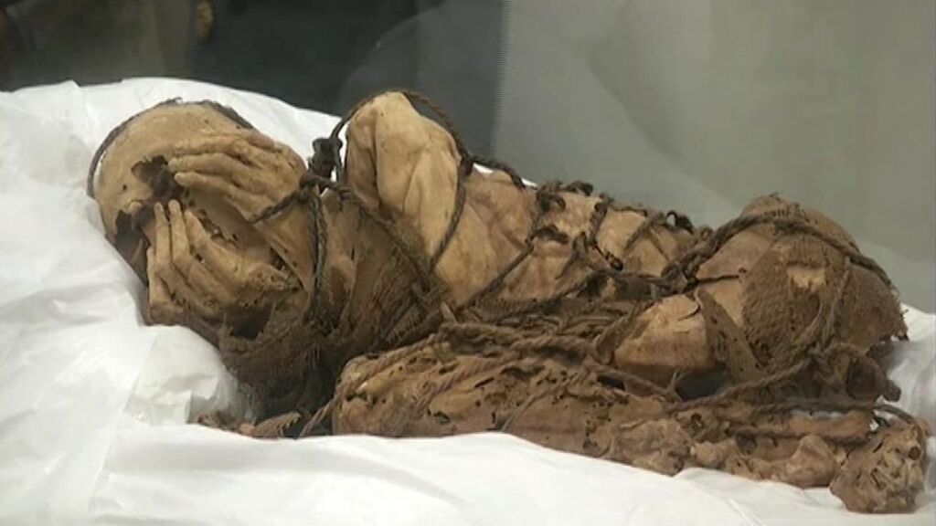 Arqueólogos de Perú hallan una momia que podría tener entre 800 y 1.200 años