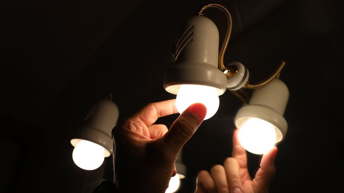 EuropaPress_3905500_persona_cambia_bombilla_lampara_dia_precio_luz_bate_record_historico EuropaPress_3905500_persona_cambia_bombilla_lampara_dia_precio_luz_bate_record_historico