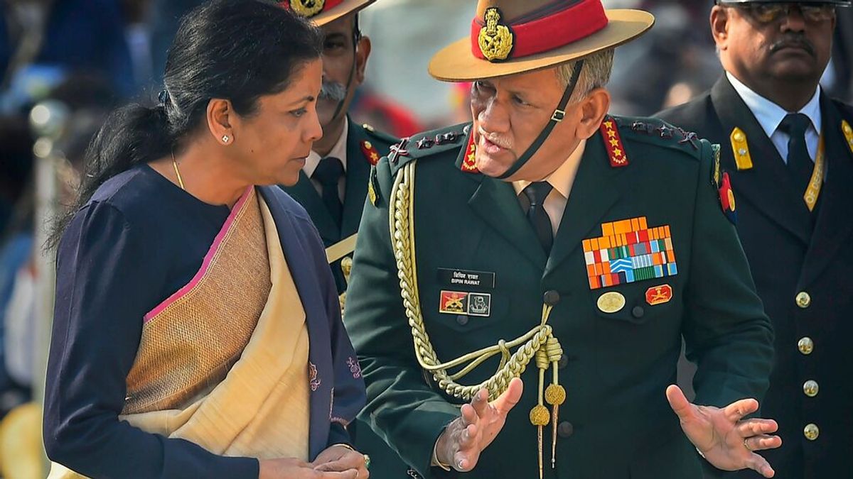 Un helicóptero se estrella con el jefe del Estado Mayor de la Defensa de la India a bordo Un helicóptero se estrella con el jefe del Estado Mayor de la Defensa de la India a bordo