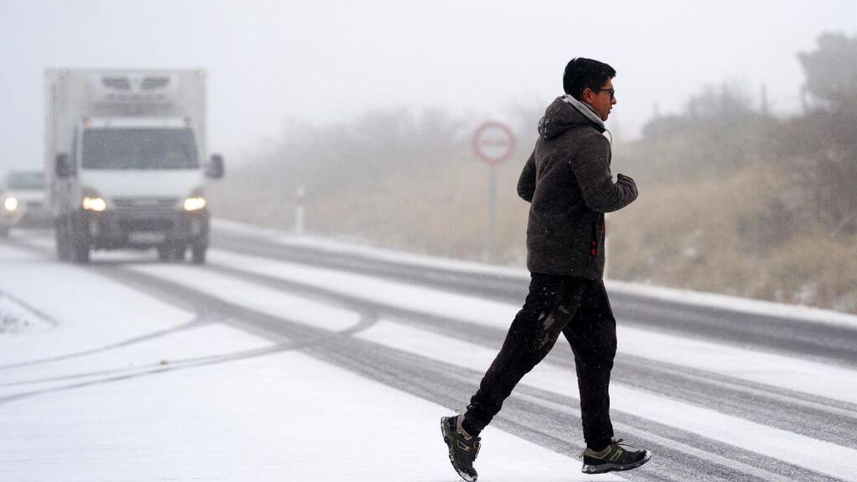 La nieve corta 12 carreteras y obliga a usar cadenas en otras 40 en la operación retorno del Puente de la Constitución