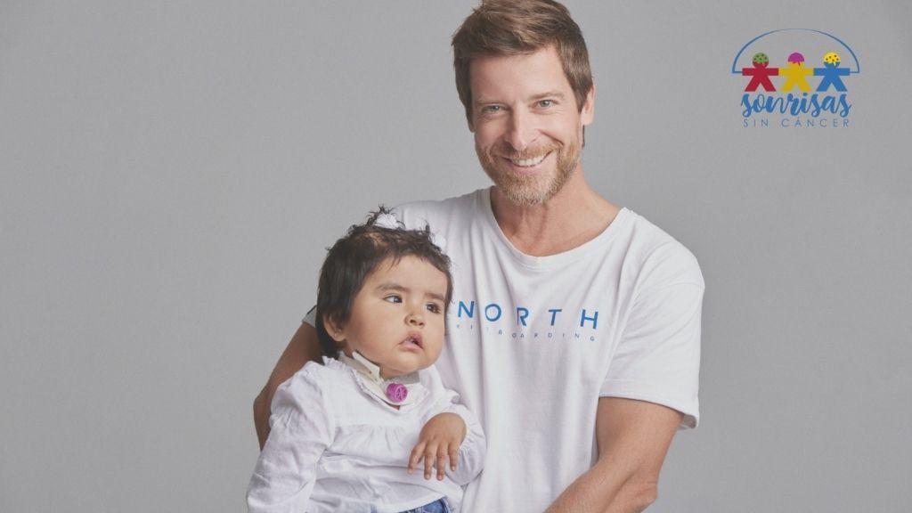 La pequeña Daphne, que posa con Manu Vaquero, lucha contra un meduloblastoma metastásico grado III