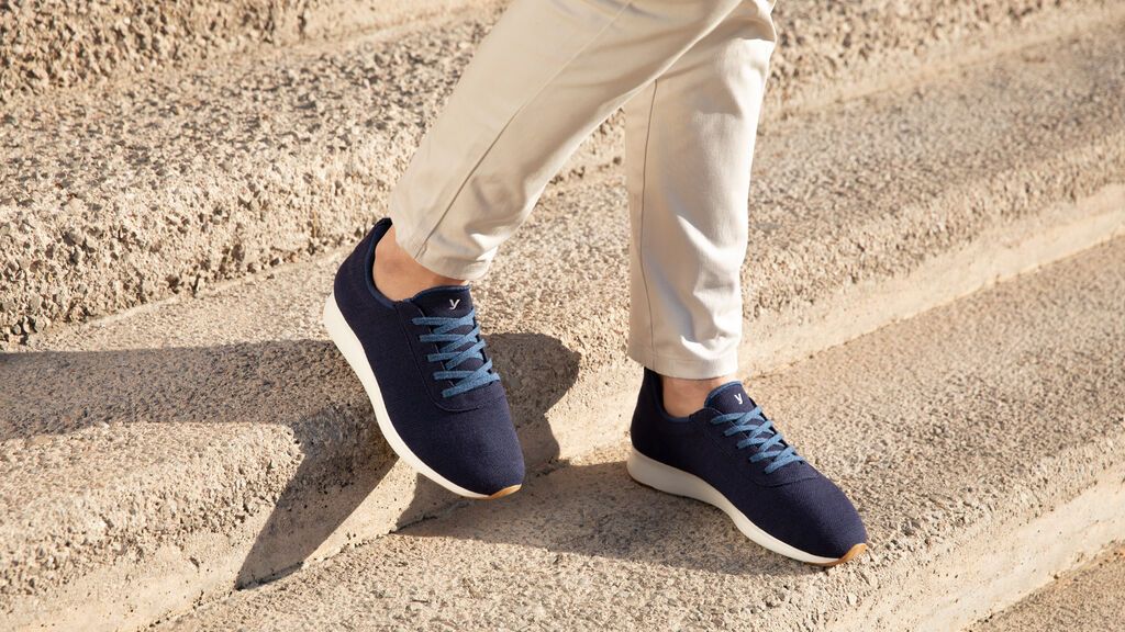 La nueva obsesión de los hombres de 50 son estas zapatillas españolas