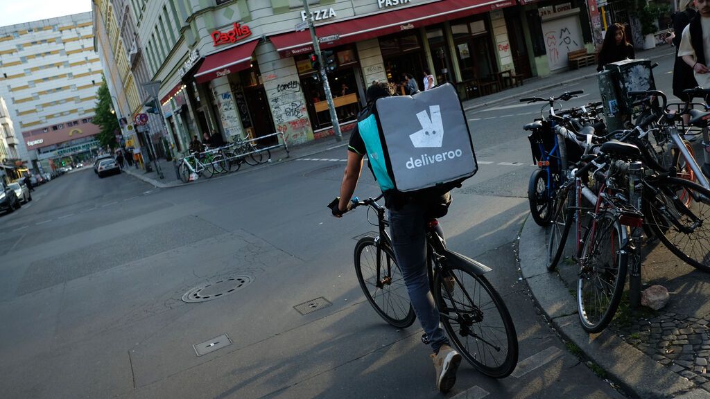 Bruselas propone acabar con los falsos autónomos de plataformas como Uber o Deliveroo