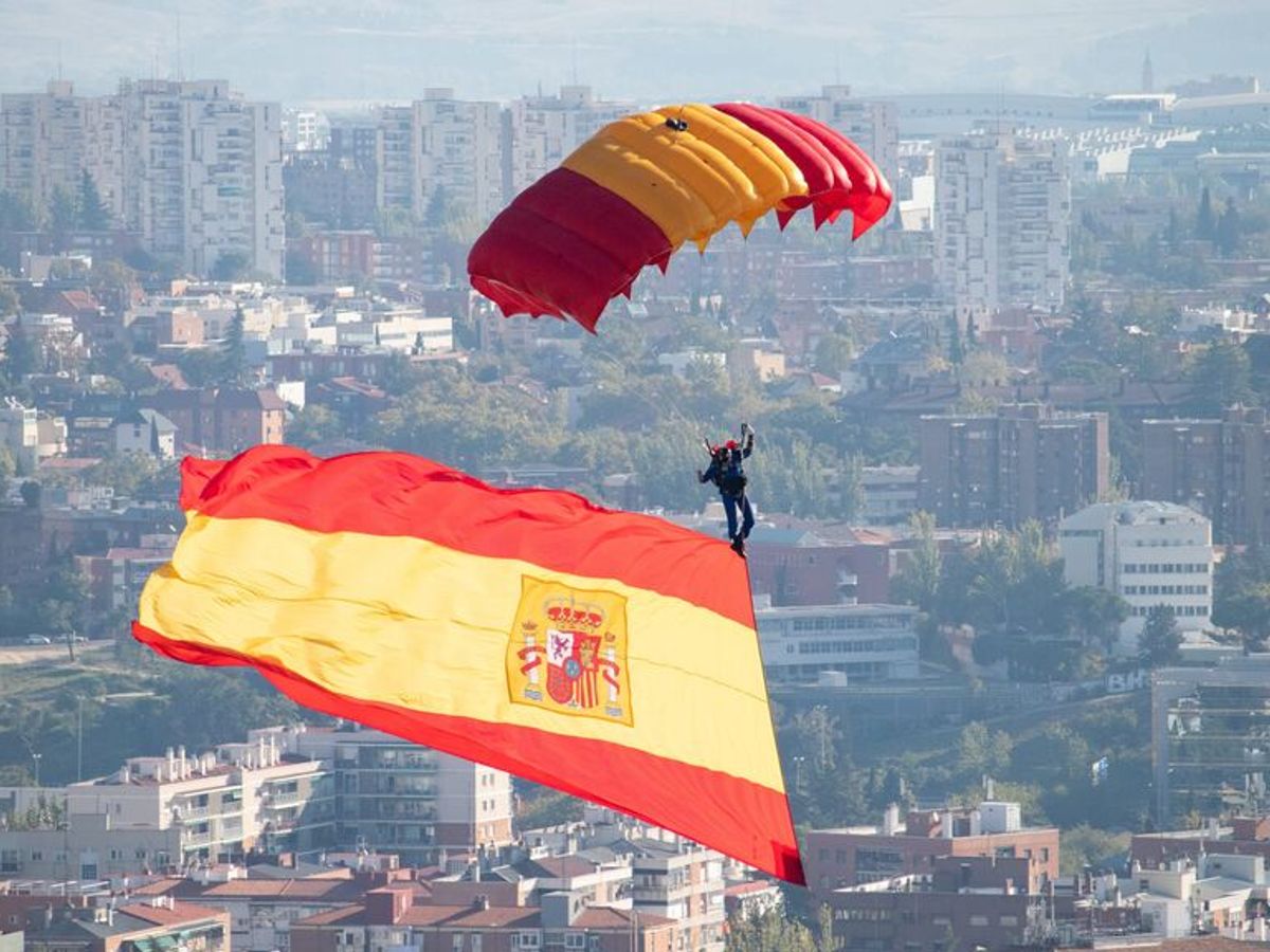 El origen de la bandera de España: para qué la utilizó Carlos III y sus  colores