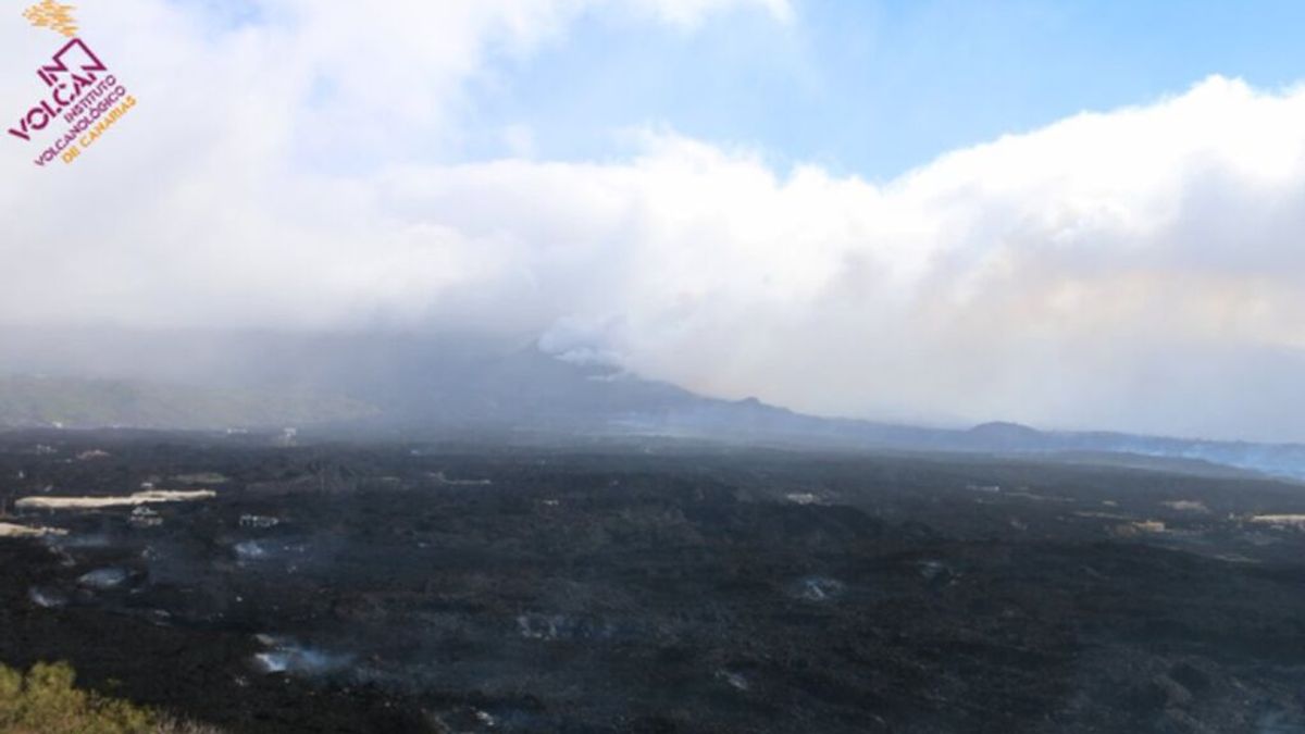 La lava del volcán de La Palma amenaza la nueva carretera de Puerto Llanos: está a 180 metrosL