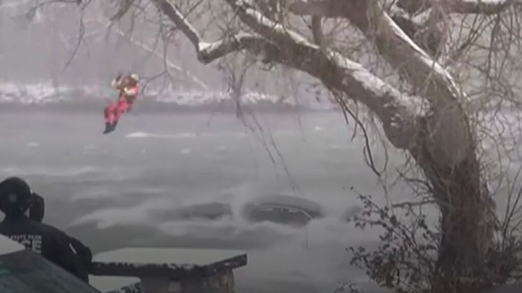 Así fue el intento infructuoso de rescate de una mujer que cayó con su coche a las cataratas del Niágara