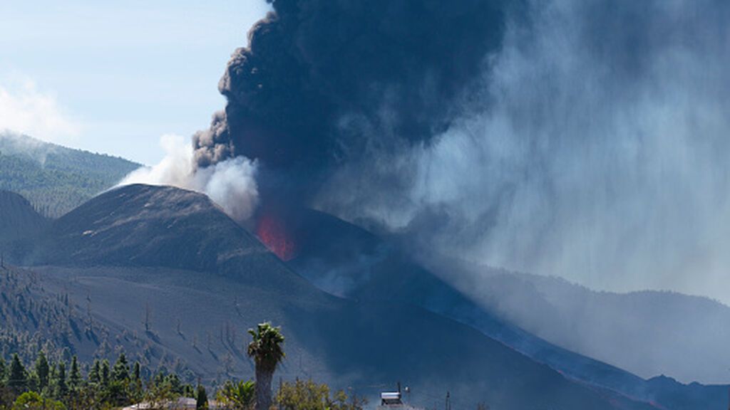 El volcán de La Palma amenaza la nueva carretera a Puerto Naos., aunque su actividad parece menguar