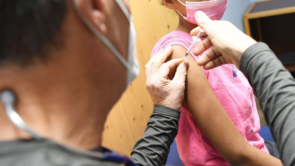 Los niveles de anticuerpos son mayores en personas que recibieron la vacuna por la tarde, según un estudio