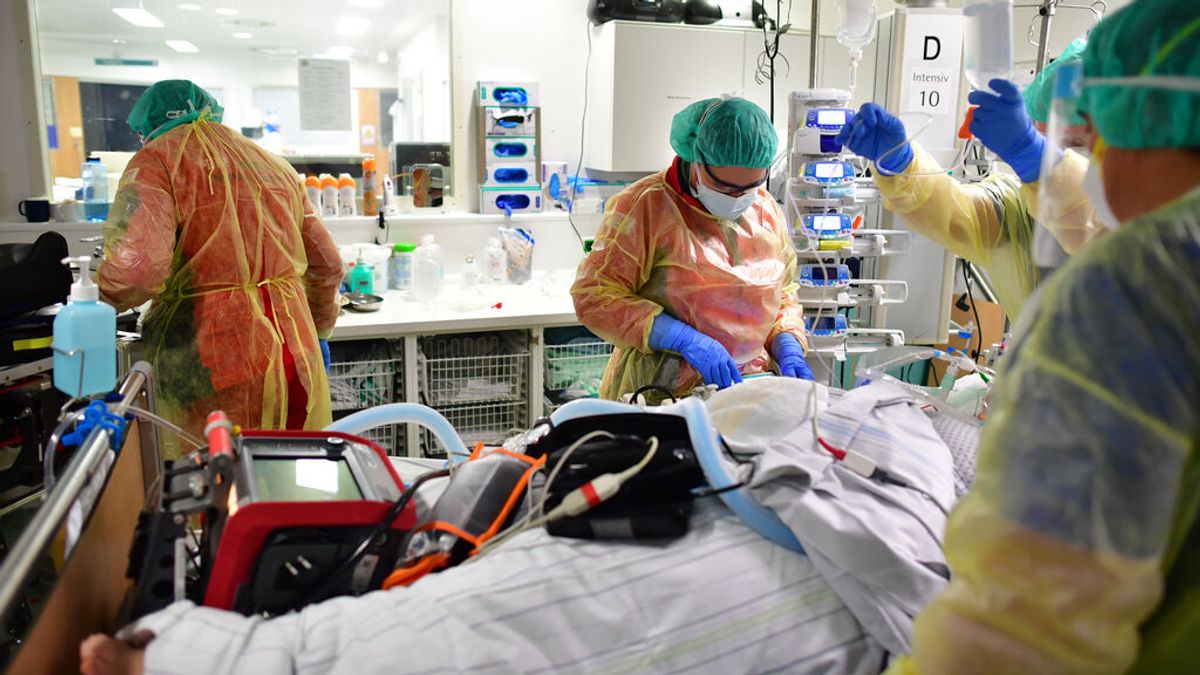La gravedad de las hospitalizaciones por ómicron en Sudáfrica es la mitad que con variantes anteriores La gravedad de las hospitalizaciones por ómicron en Sudáfrica es la mitad que con variantes anteriores
