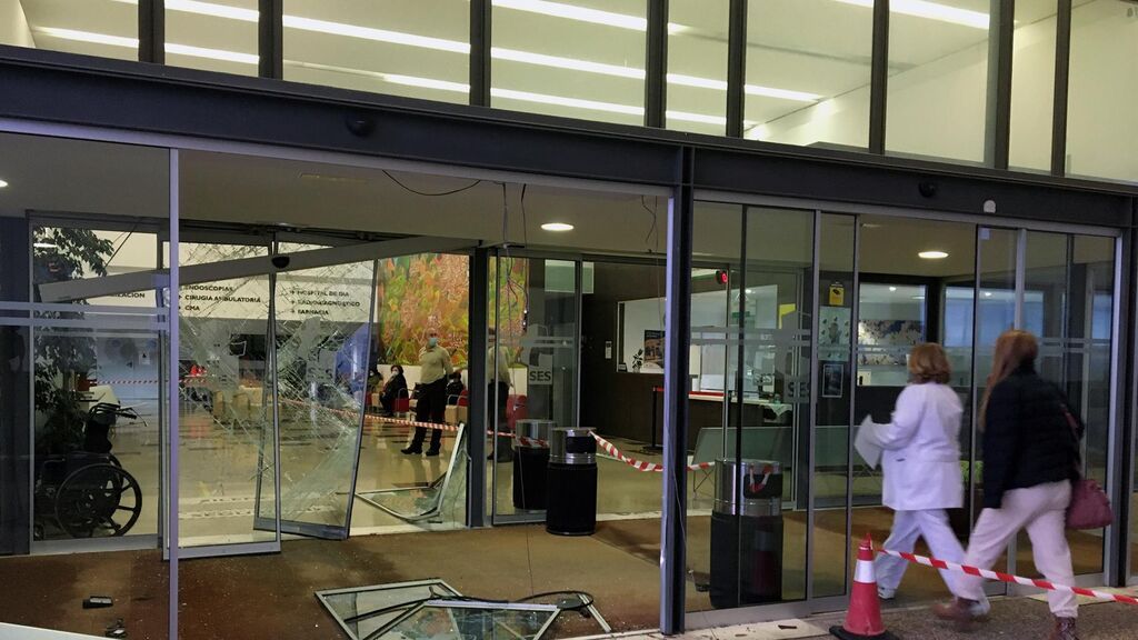 Empotran un coche en el Hospital Almendralejo para intentar robar un cajeroE
