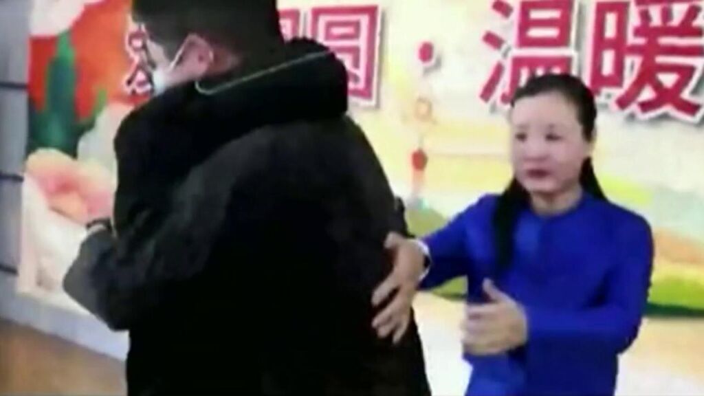 Un matrimonio chino encuentra a su hijo 14 años después de que lo secuestraran