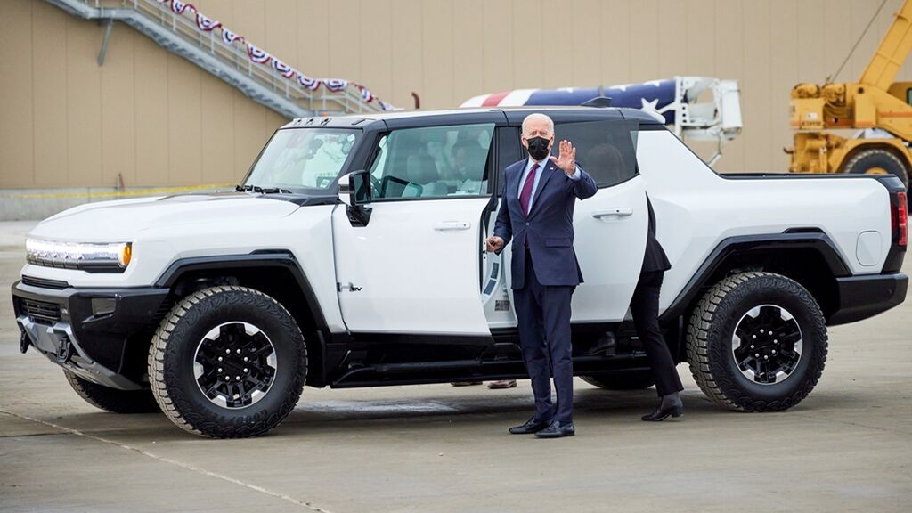 Joe BIden en una prueba del GMC Hummer, que saldrá a la venta en otoño de 2022