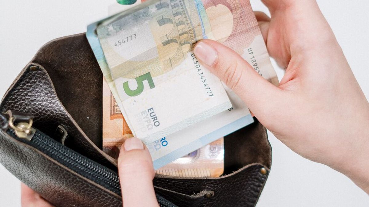 Hacienda podría investigar las propinas que te da tu abuela, aunque sean 20€