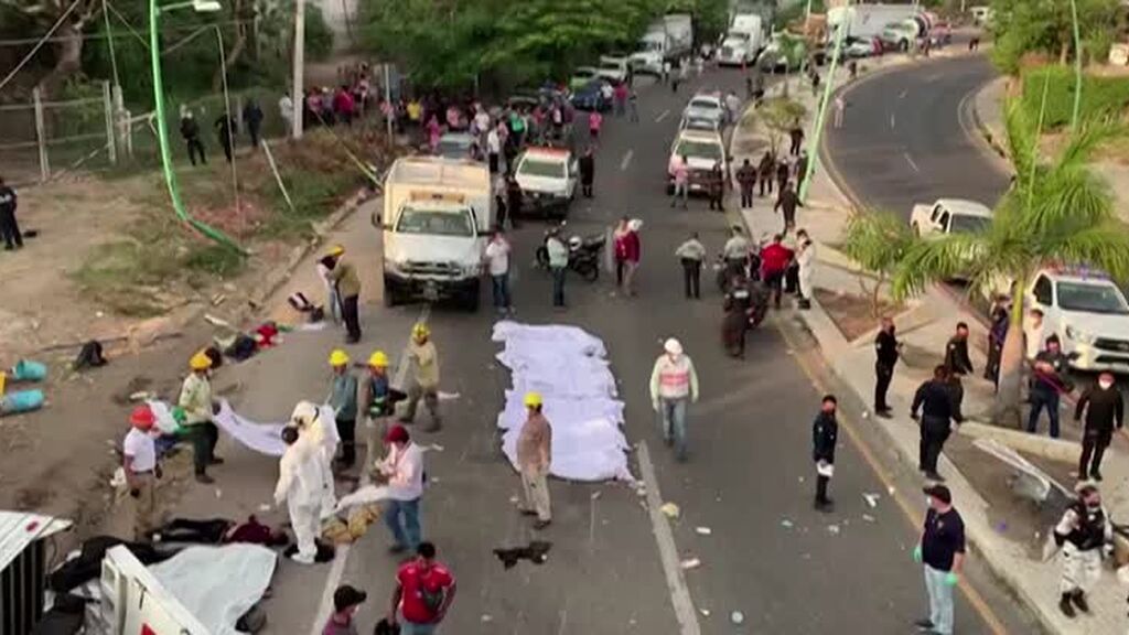 Mueren 53 migrantes en México al volcar un camión en el que viajaban hacinados