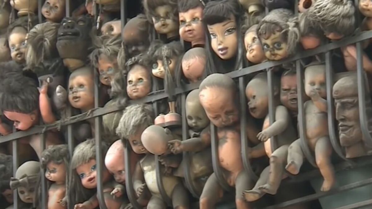 El siniestro balcón repleto de cabezas de muñecas que aterroriza a los vecinos de Caracas
