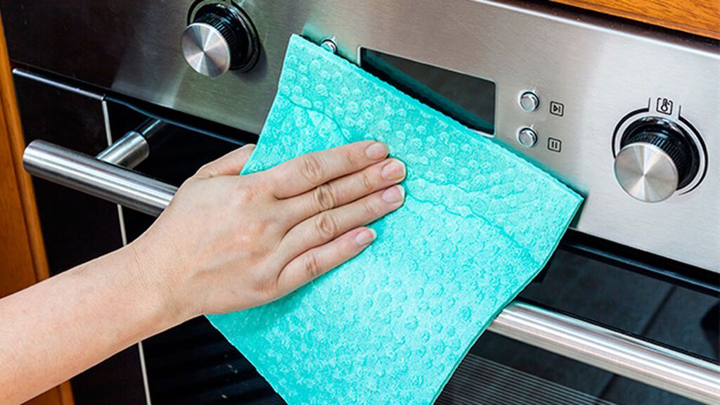 En el caso de que las manchas no salgan siempre podrás usar un producto específico para hornos.
