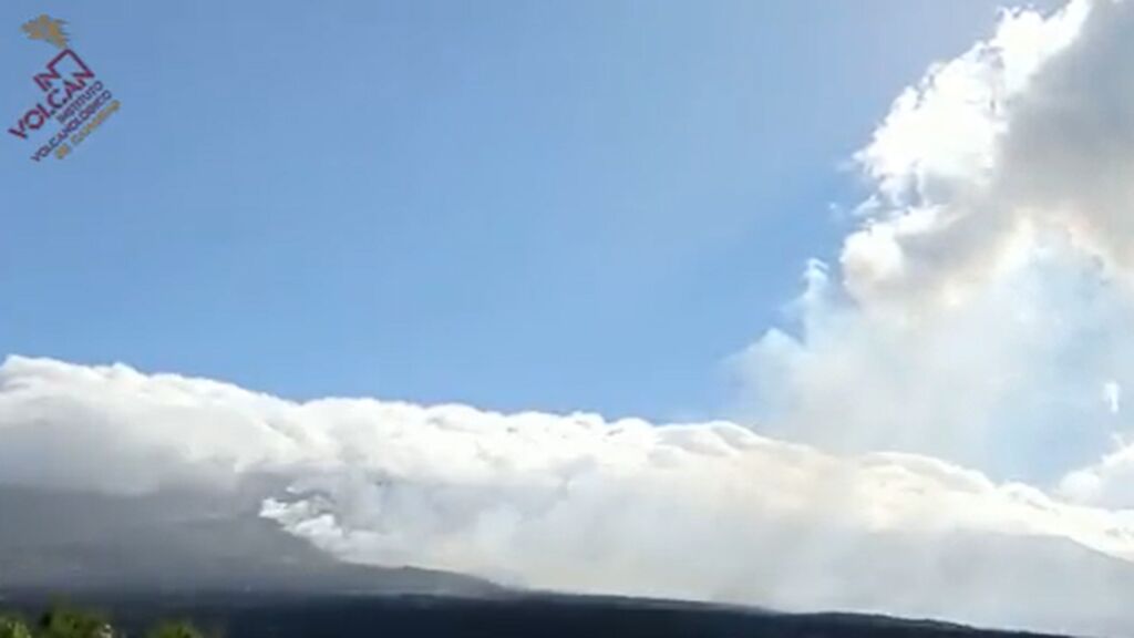La emisión de vapor de agua del volcán de la Palma