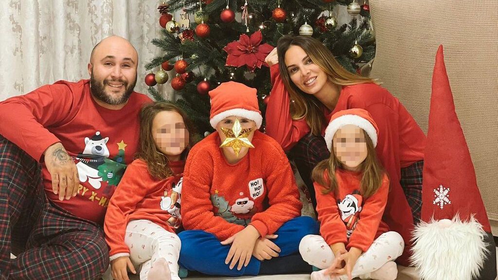 El posado navideño de Kiko Rivera junto a Irene Rosales y sus tres hijos