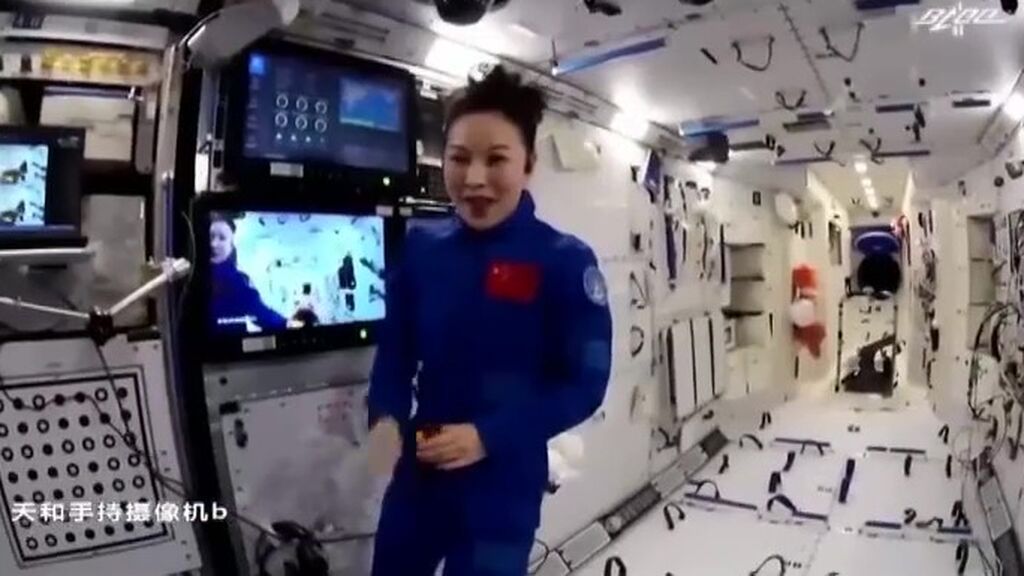 Los astronautas de la estación espacial china dan una clase de ciencia desde el espacio
