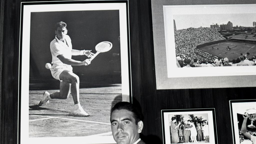 Manolo Santana, su vida y su carrera en imágenes