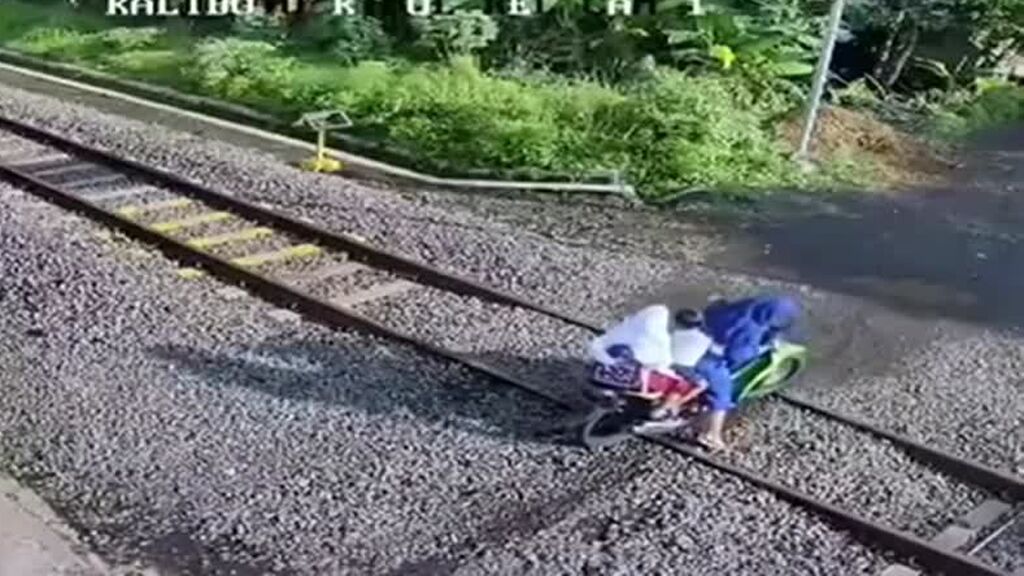 Las espectaculares imágenes de cómo dos mujeres y un niño se salvan 'in extremis' de ser arrolladas por un tren