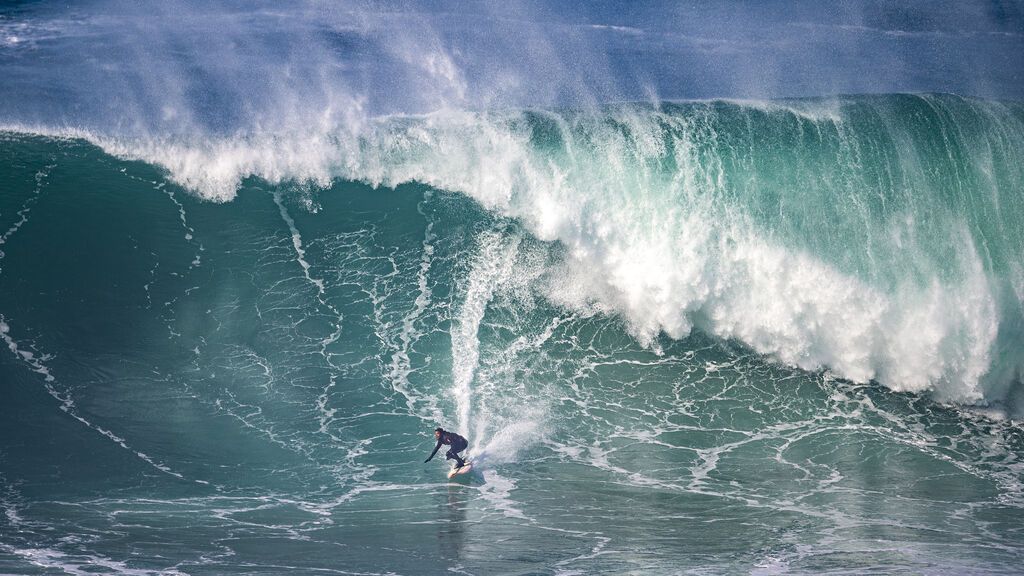 Los mejores surfistas del mundo se dan cita en Nazaré, la meca portuguesa de las olas gigantes