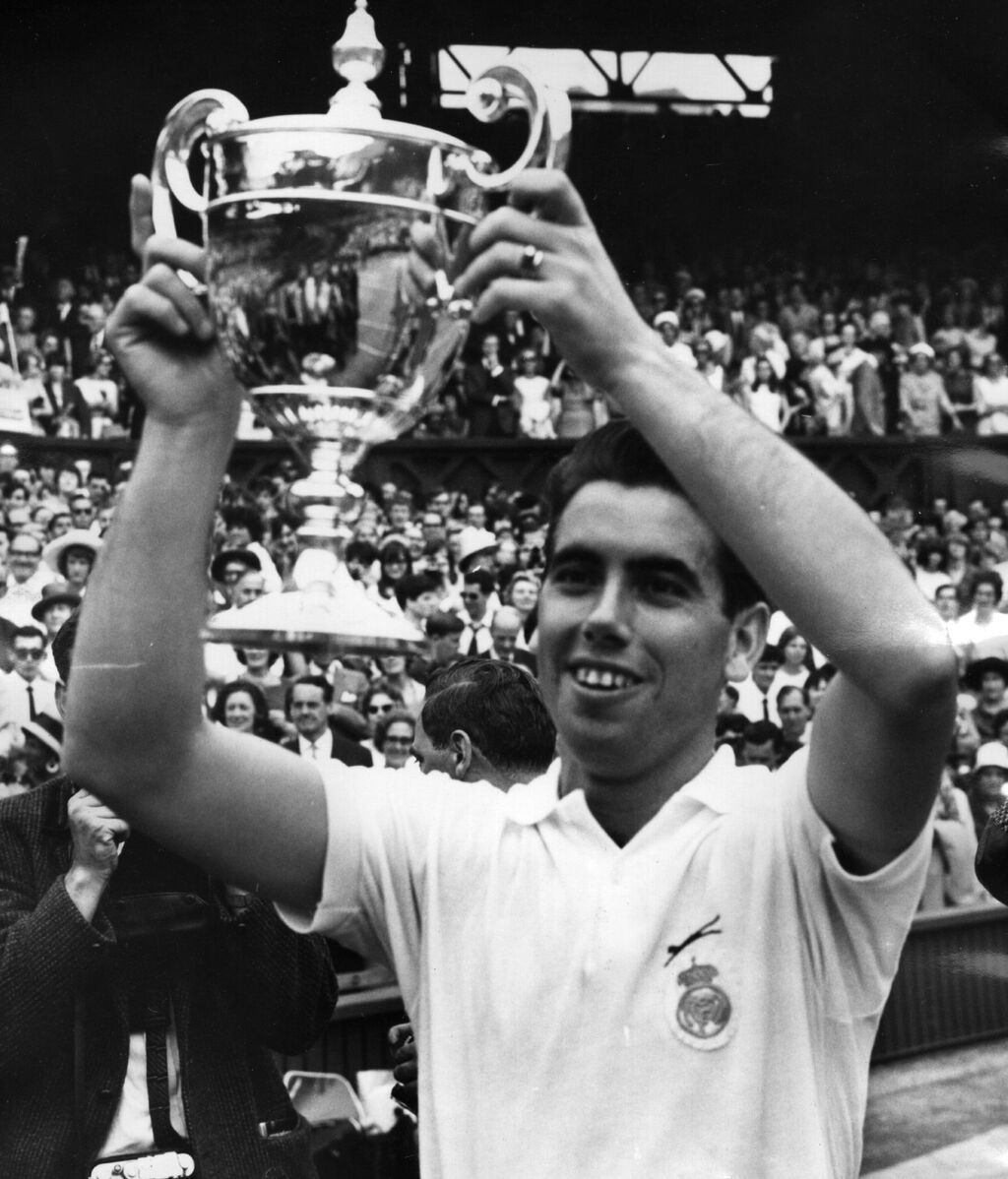 Manolo Santana en Wimbledon en 1966