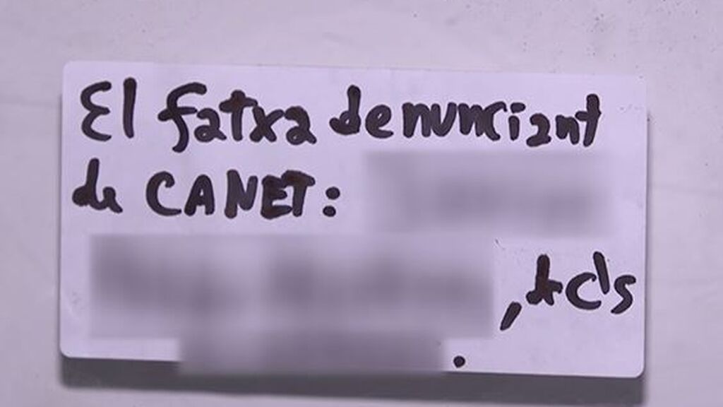 Los padres del niño de Canet de Mar denuncian amenazas en pegatinas revelando su identidad en otros colegios