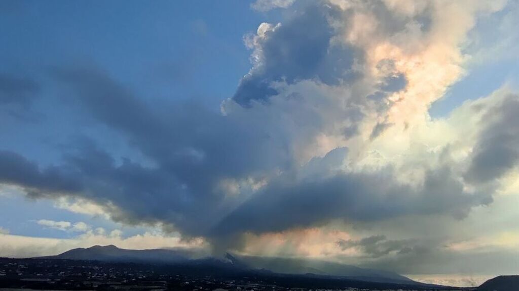 El volcán de La Palma registra una "repentina y sobrecogedora" reactivación con fuertes explosiones