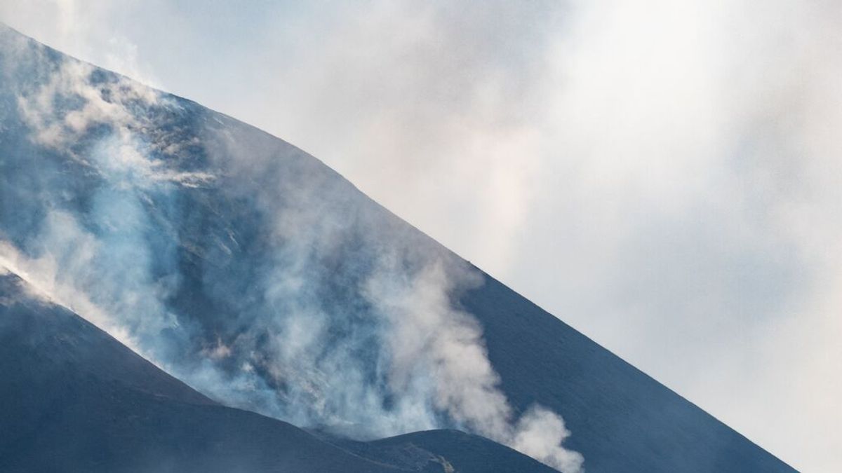 Cesa la emisión de ceniza en el volcán de La Palma después de intensificarse el tremor