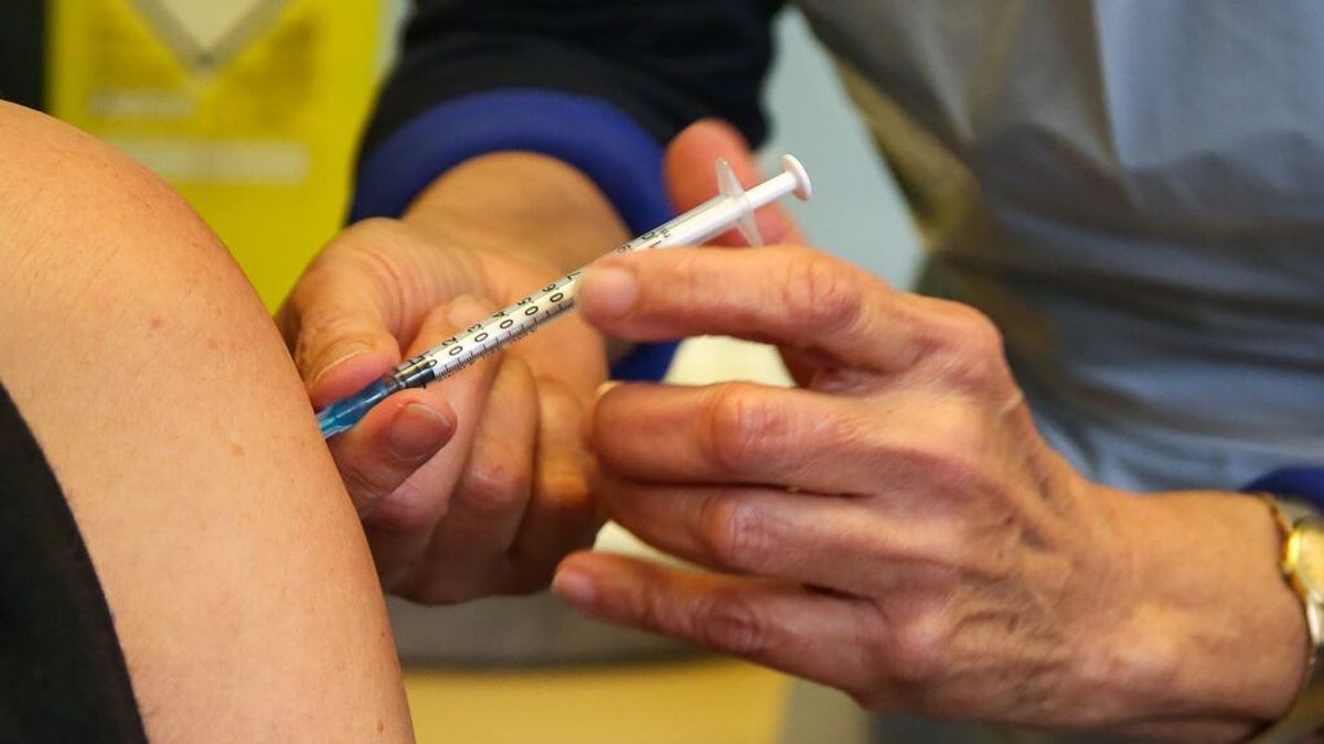 Los niveles de anticuerpos serían mayores en aquellos que recibieron la vacuna por la tarde, según un estudio